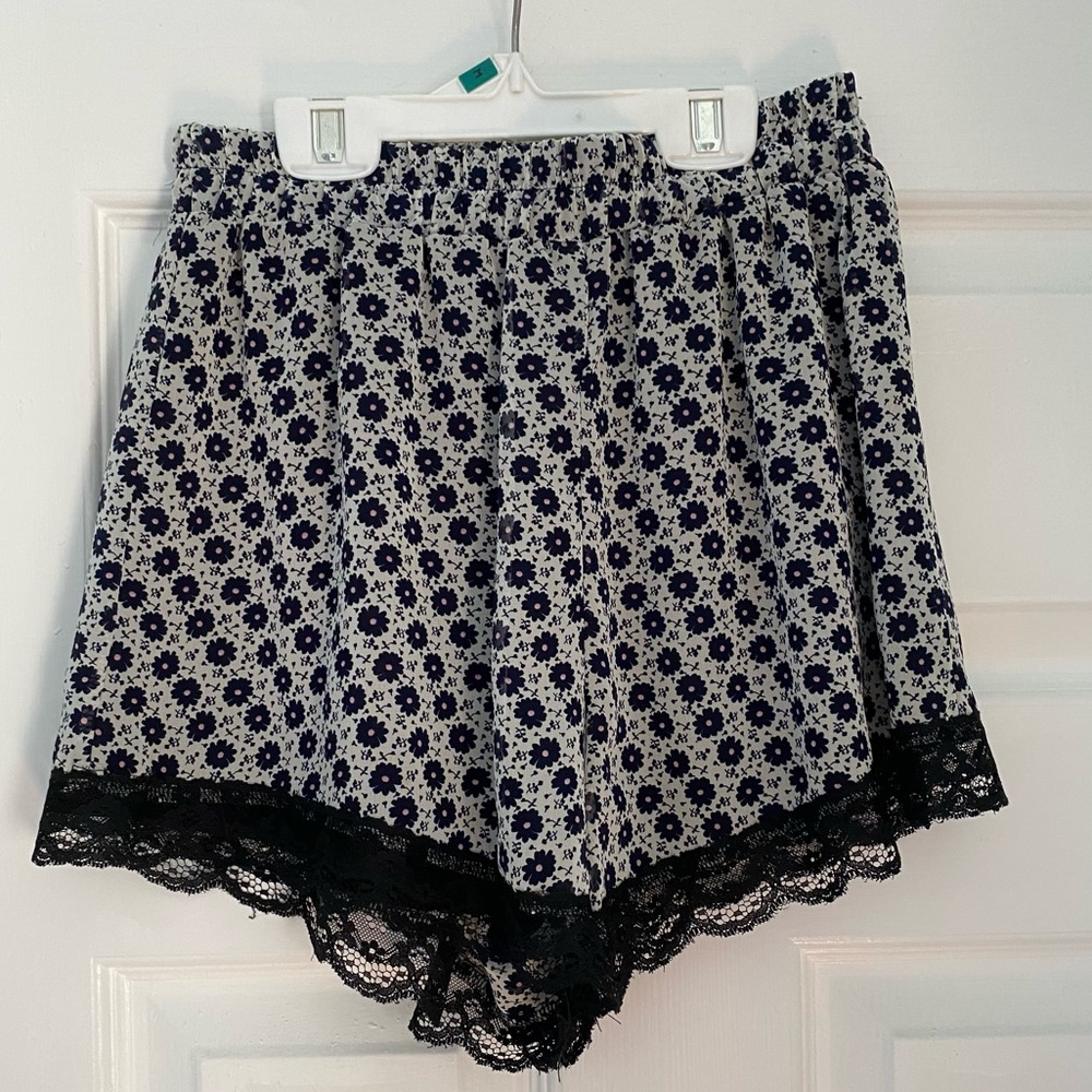 Lush lace trim floral print shorts - Picture 5 of 8